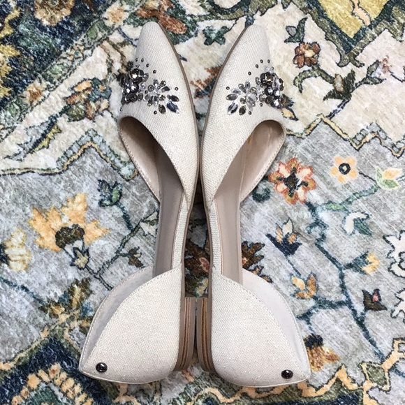 SIMPLY VERA Vera Wang ‘Savanita’ Natural Silver Lame Crystal Point Toe Low Heel - Picture 7 of 8